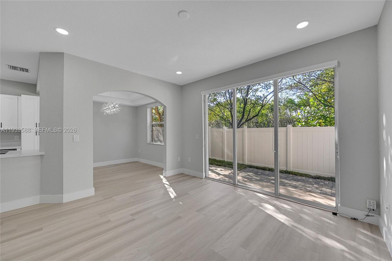 884 NW 170th Ter, Pembroke Pines, FL 33028 Photo