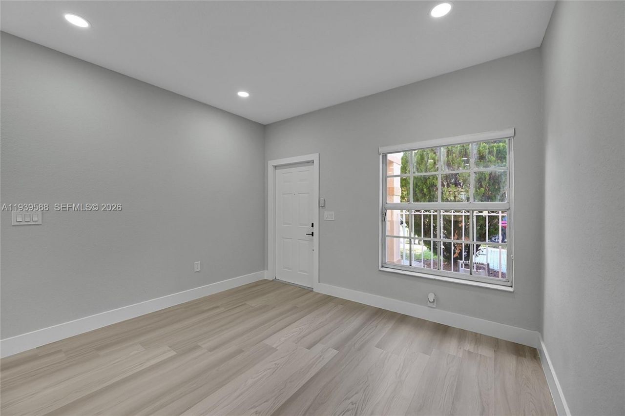 884 NW 170th Ter, Pembroke Pines, FL 33028 Photo