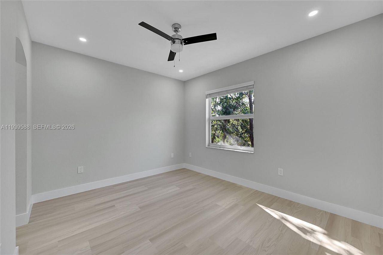 884 NW 170th Ter, Pembroke Pines, FL 33028 Photo