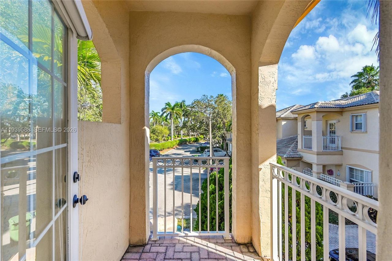 884 NW 170th Ter, Pembroke Pines, FL 33028 Photo