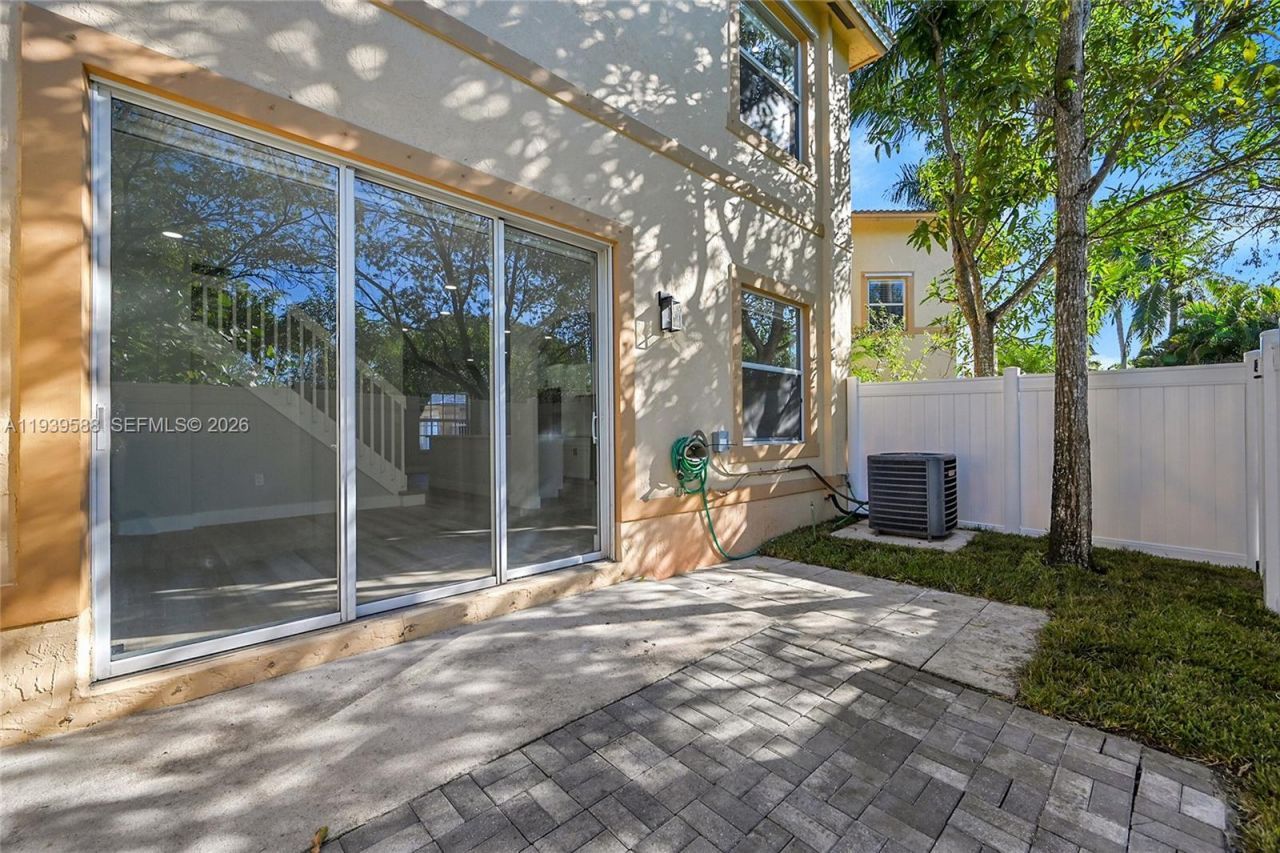 884 NW 170th Ter, Pembroke Pines, FL 33028 Photo