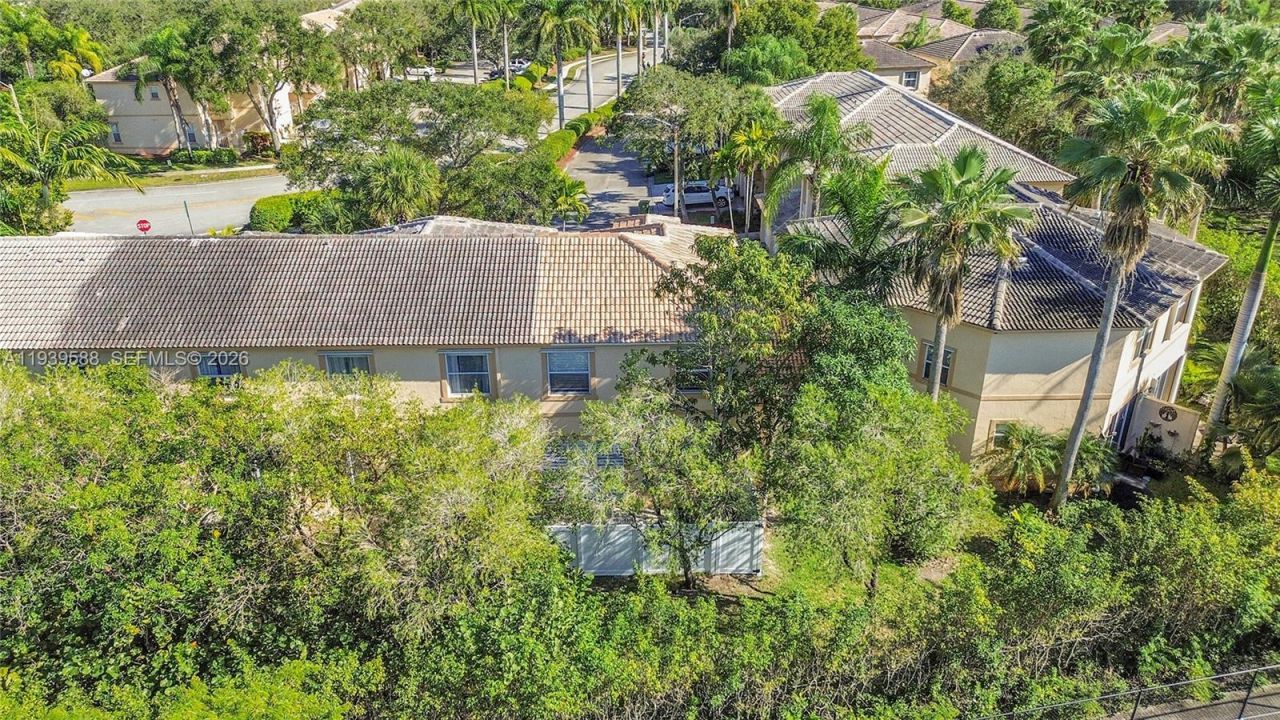 884 NW 170th Ter, Pembroke Pines, FL 33028 Photo