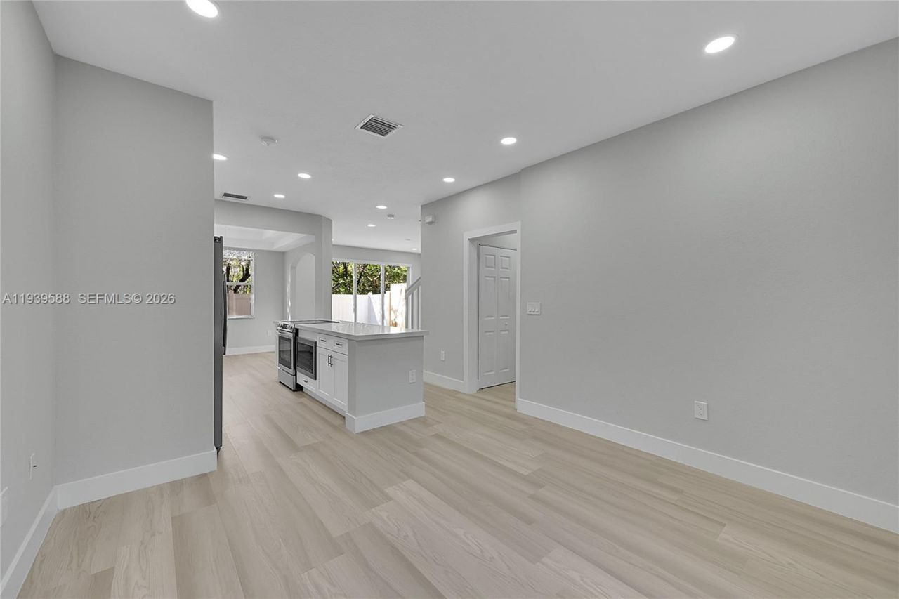 884 NW 170th Ter, Pembroke Pines, FL 33028 Photo