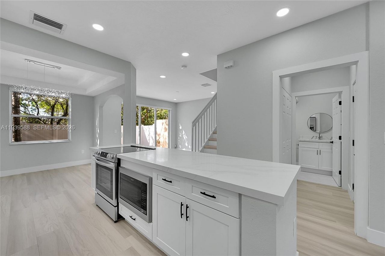 884 NW 170th Ter, Pembroke Pines, FL 33028 Photo