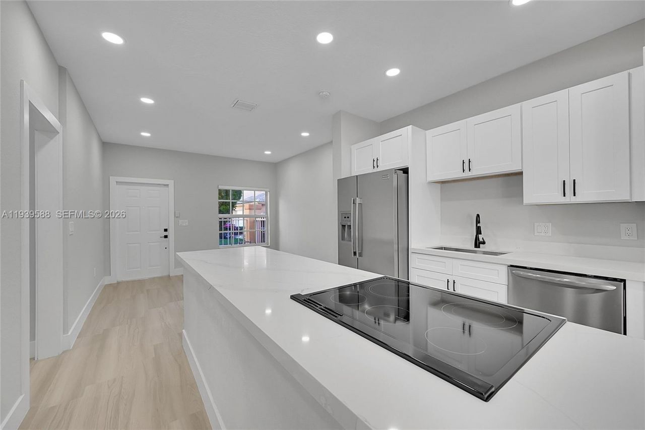 884 NW 170th Ter, Pembroke Pines, FL 33028 Photo