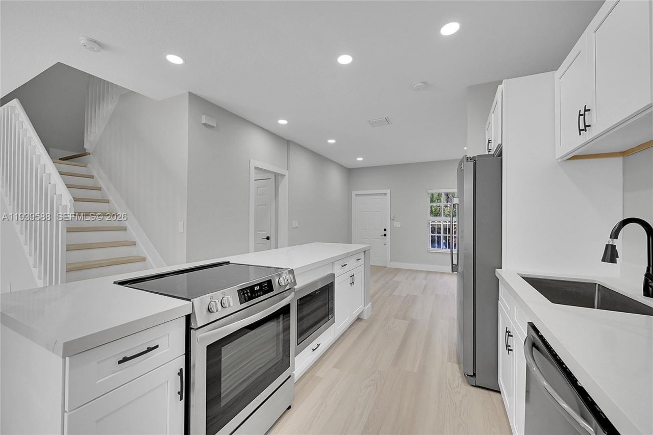 884 NW 170th Ter, Pembroke Pines, FL 33028 Photo