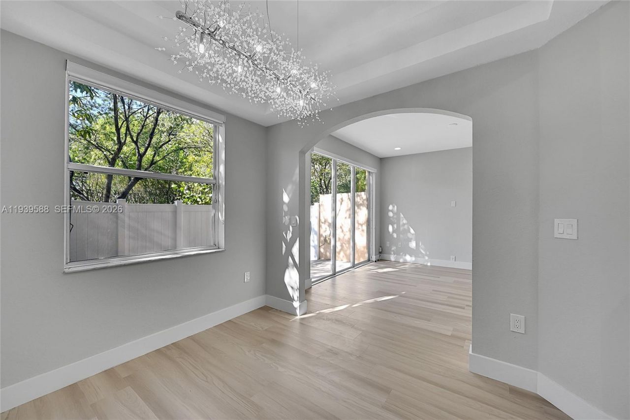 884 NW 170th Ter, Pembroke Pines, FL 33028 Photo