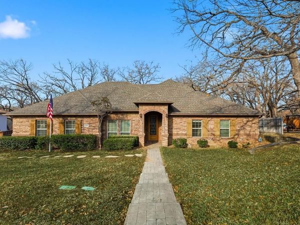 204 Trailwood Drive, Euless, TX 76039