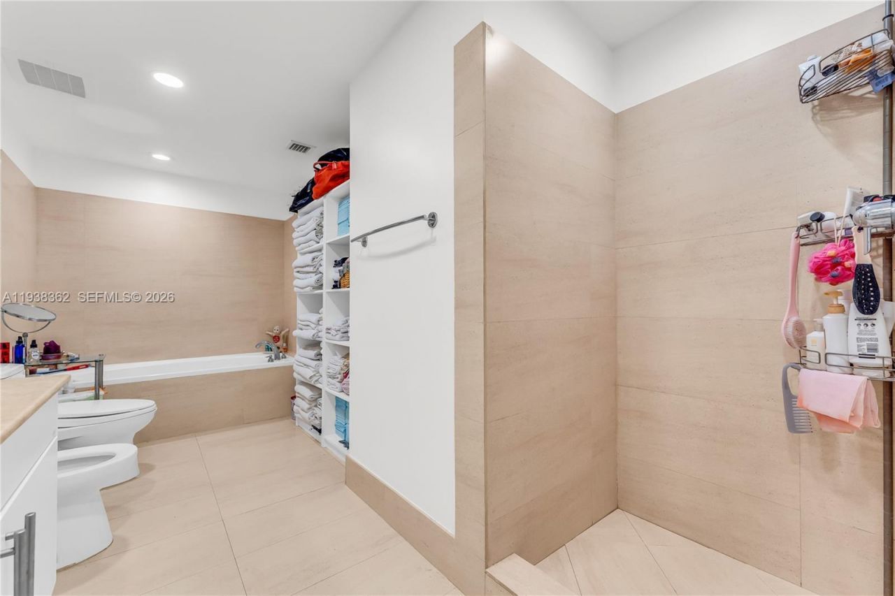 7929 West Dr, Unit 702, North Bay Village, FL 33141 Photo