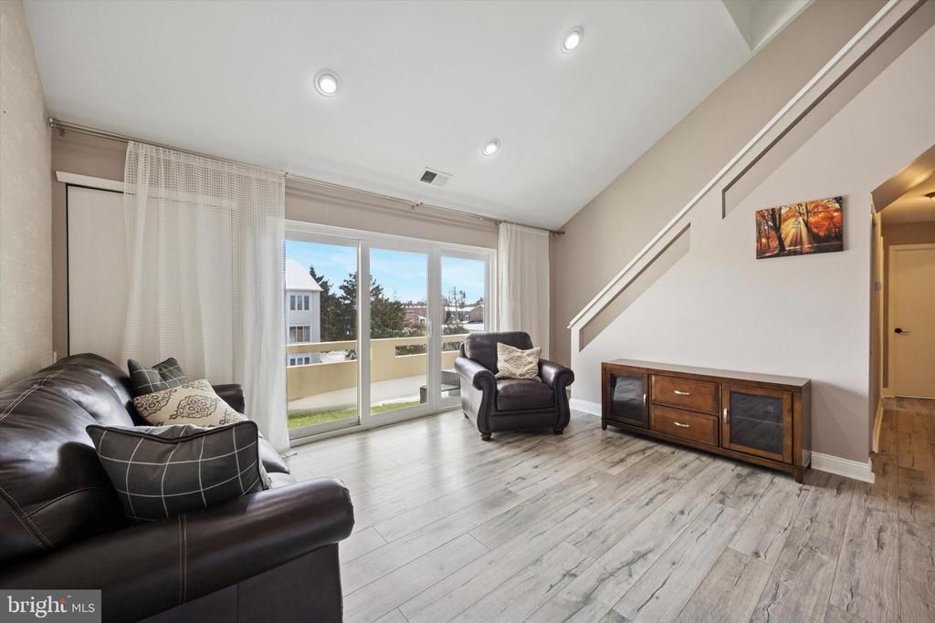 27 Bonnie Gellman Court, Unit B27, Philadelphia, PA 19114 Main Photo