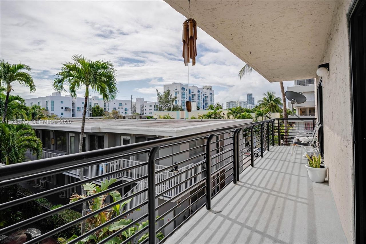 7801 Abbott Ave, Unit 302, Miami Beach, FL 33141 Photo