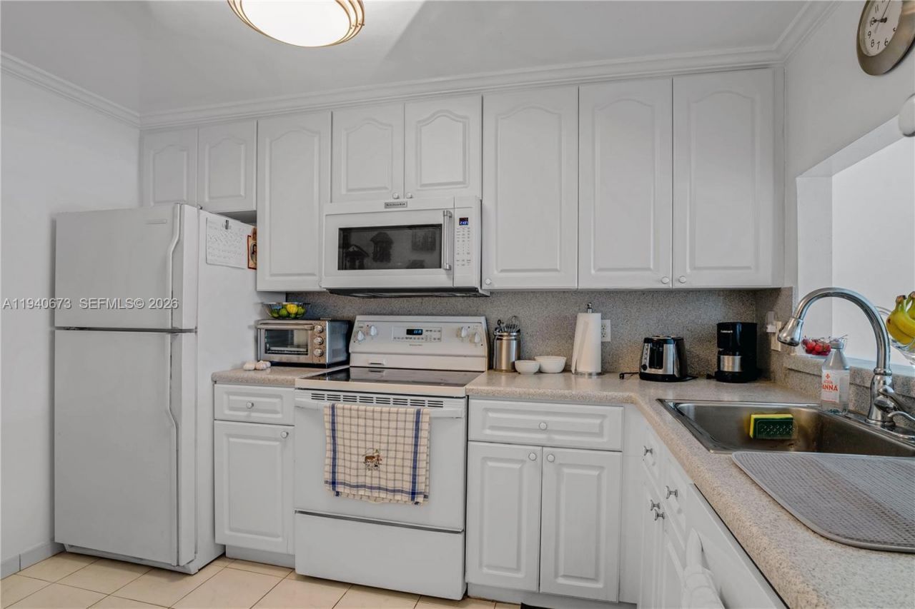 7801 Abbott Ave, Unit 302, Miami Beach, FL 33141 Photo