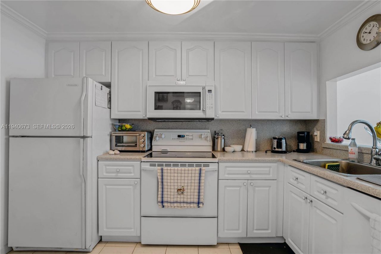 7801 Abbott Ave, Unit 302, Miami Beach, FL 33141 Photo