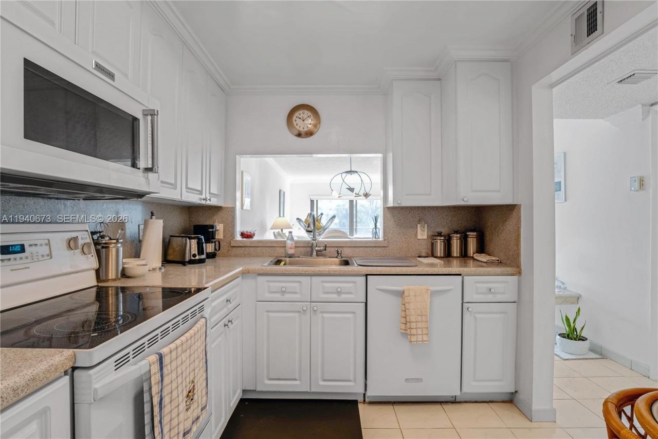 7801 Abbott Ave, Unit 302, Miami Beach, FL 33141 Photo