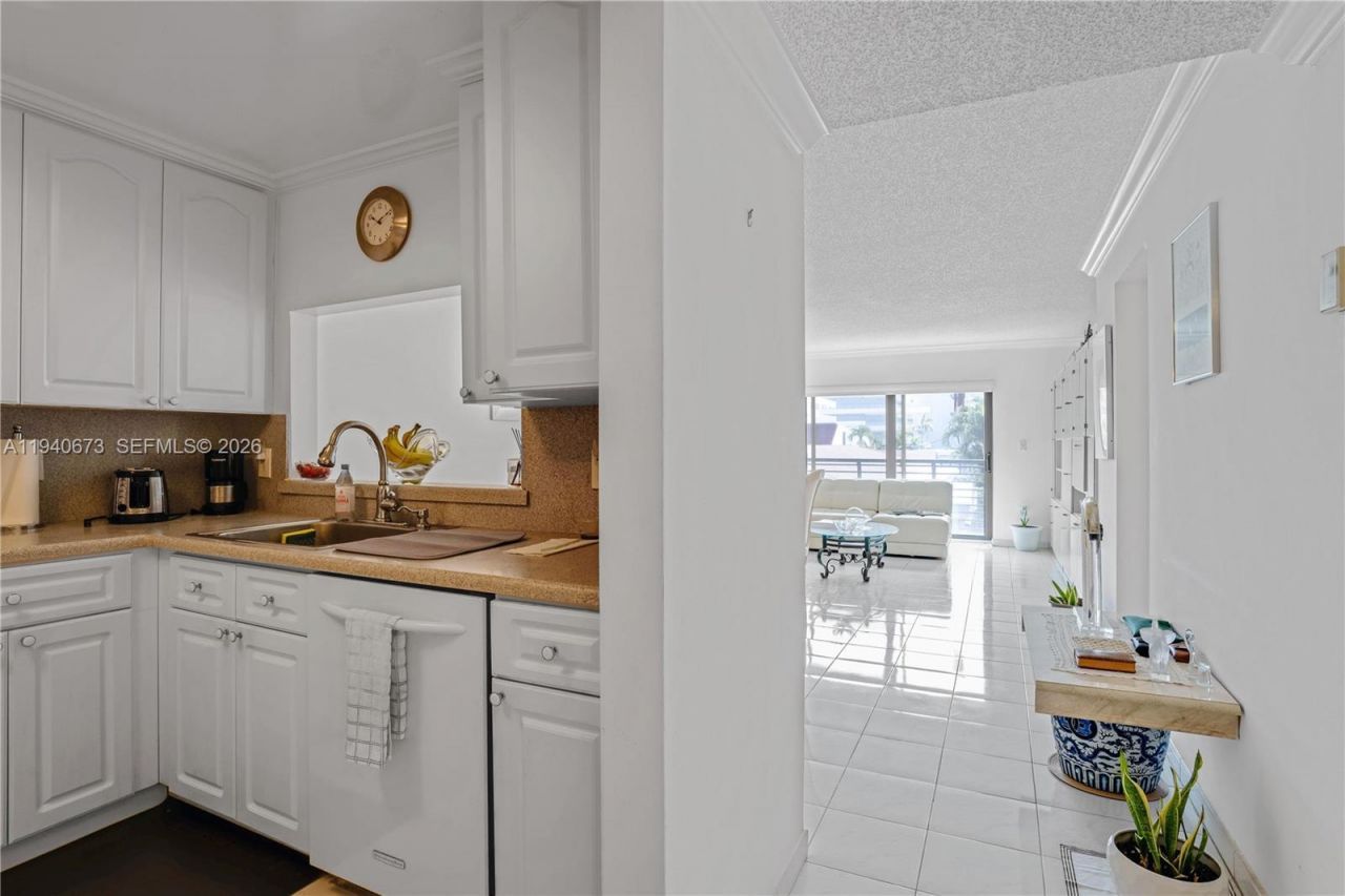 7801 Abbott Ave, Unit 302, Miami Beach, FL 33141 Photo