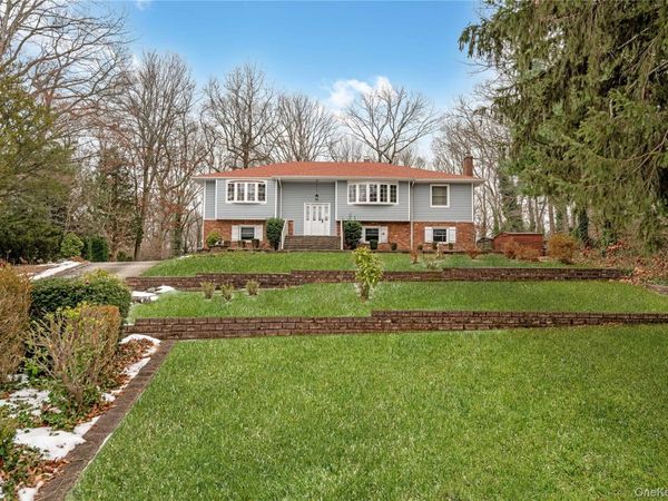 4 Danville Court, Greenlawn, NY 11740