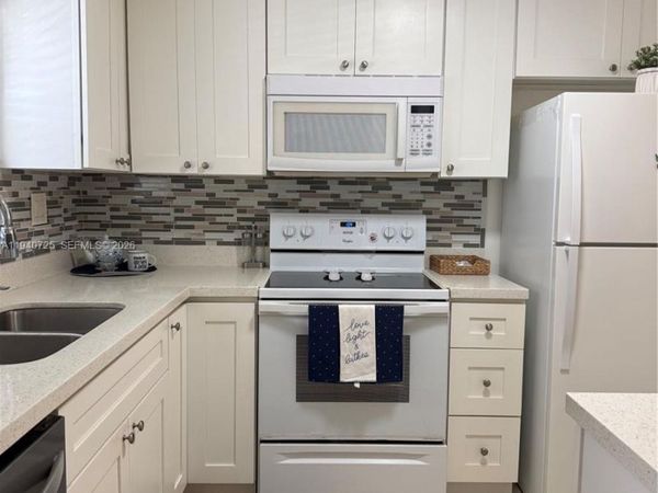9540 Sunrise Lakes Blvd, Unit 208, Sunrise, FL 33322