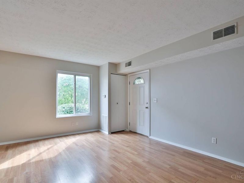 1032 E Crescentville Road, West Chester, OH 45246 Photo 5