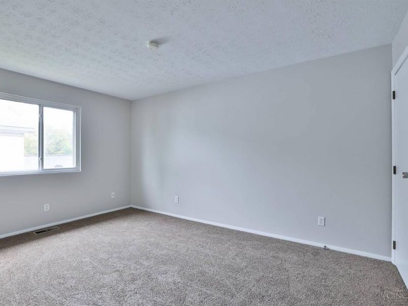 1032 E Crescentville Road, West Chester, OH 45246 Photo 9