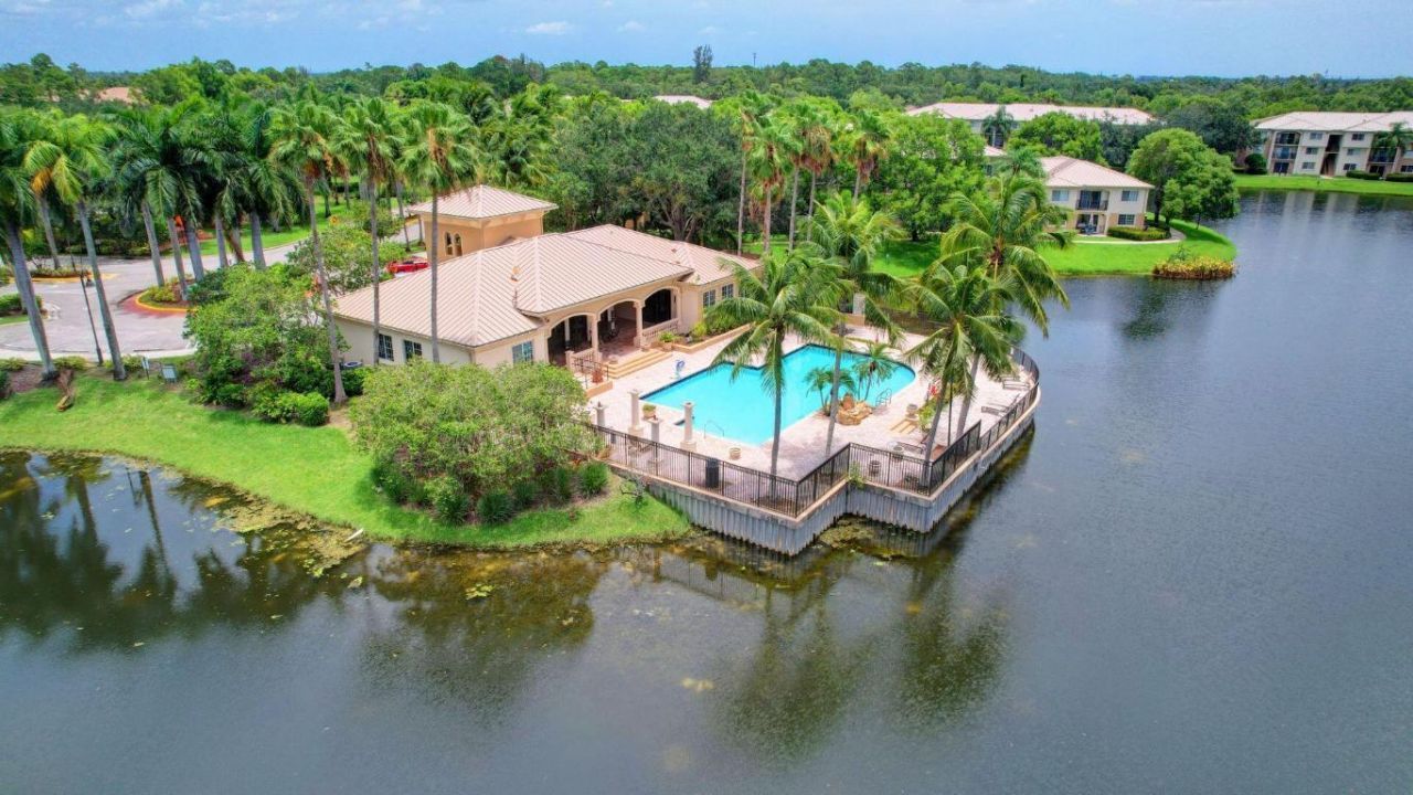 300 Crestwood Court N, Unit 307, Royal Palm Beach, FL 33411 Photo