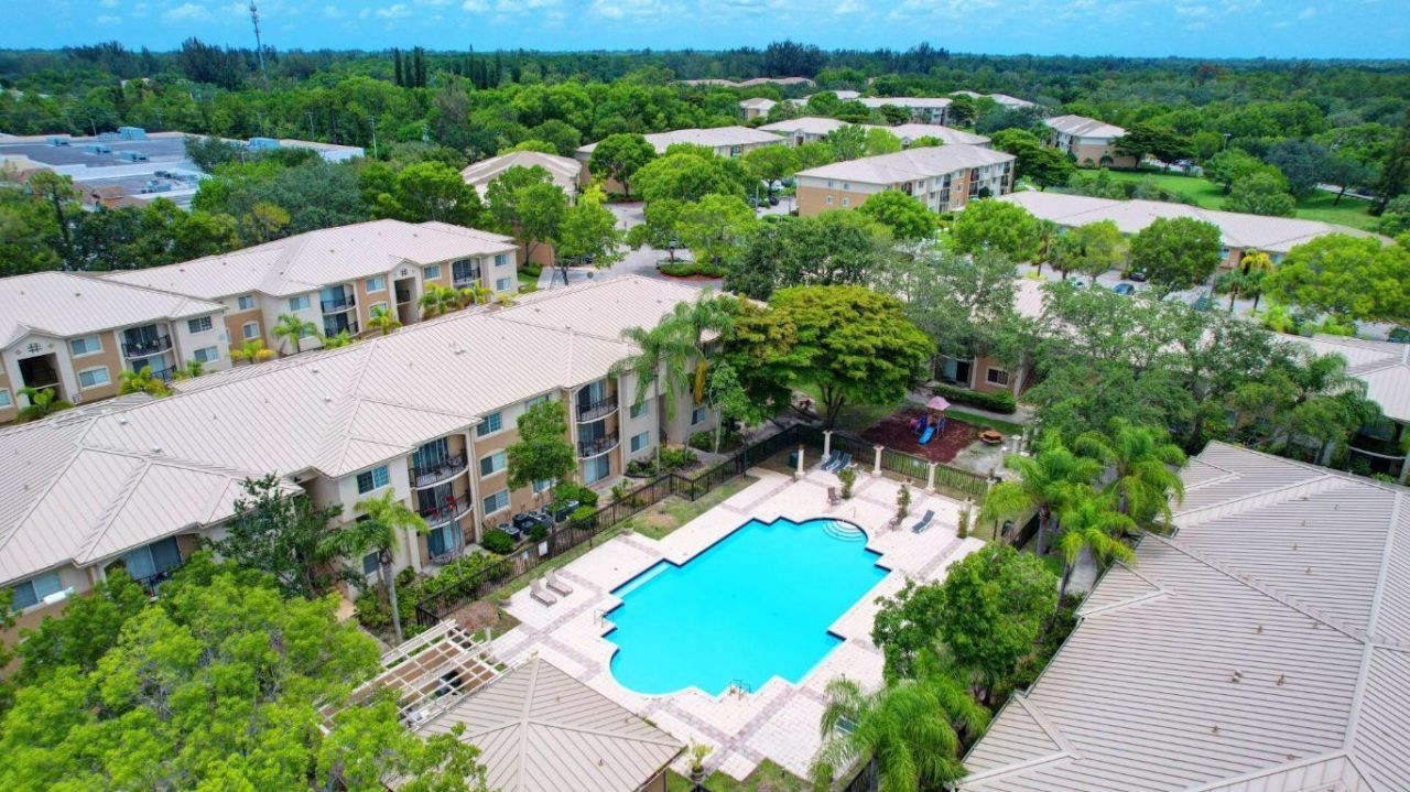 300 Crestwood Court N, Unit 307, Royal Palm Beach, FL 33411 Photo