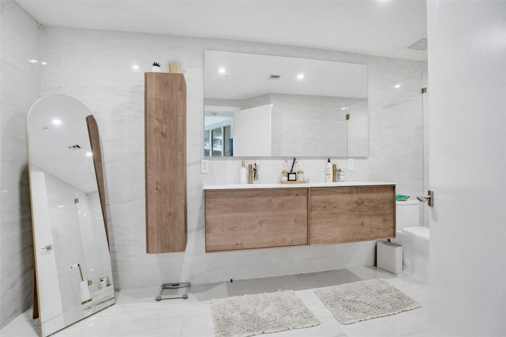 3000 NE 188th Street, Unit 402, Miami, FL 33180 Photo