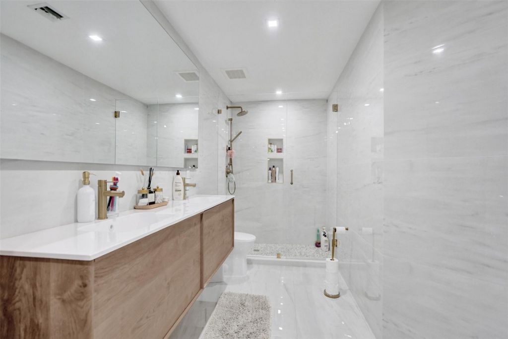 3000 NE 188th Street, Unit 402, Miami, FL 33180 Photo