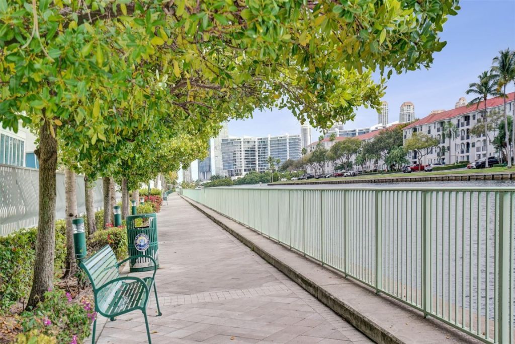 3000 NE 188th Street, Unit 402, Miami, FL 33180 Photo