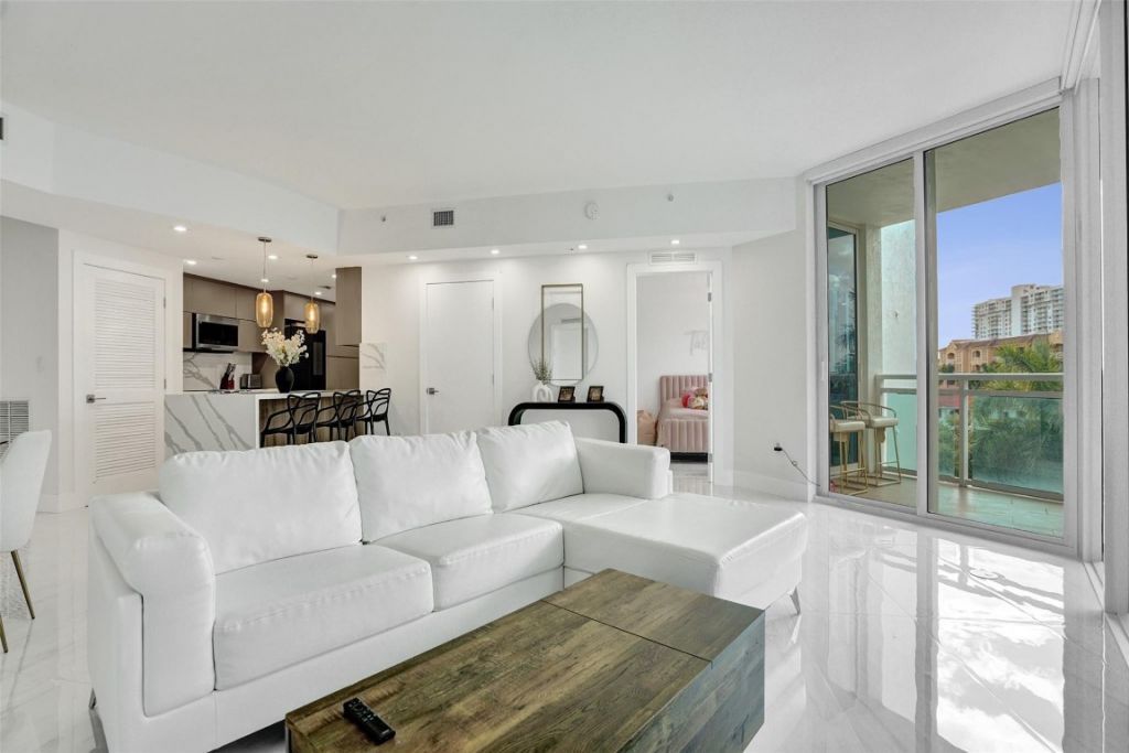 3000 NE 188th Street, Unit 402, Miami, FL 33180 Photo