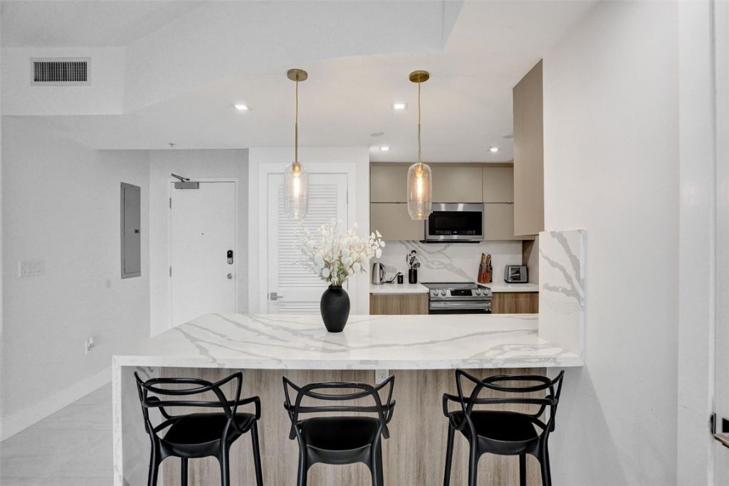 3000 NE 188th Street, Unit 402, Miami, FL 33180 Photo