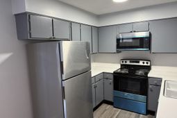 601 Riverhill Circle  photo 4