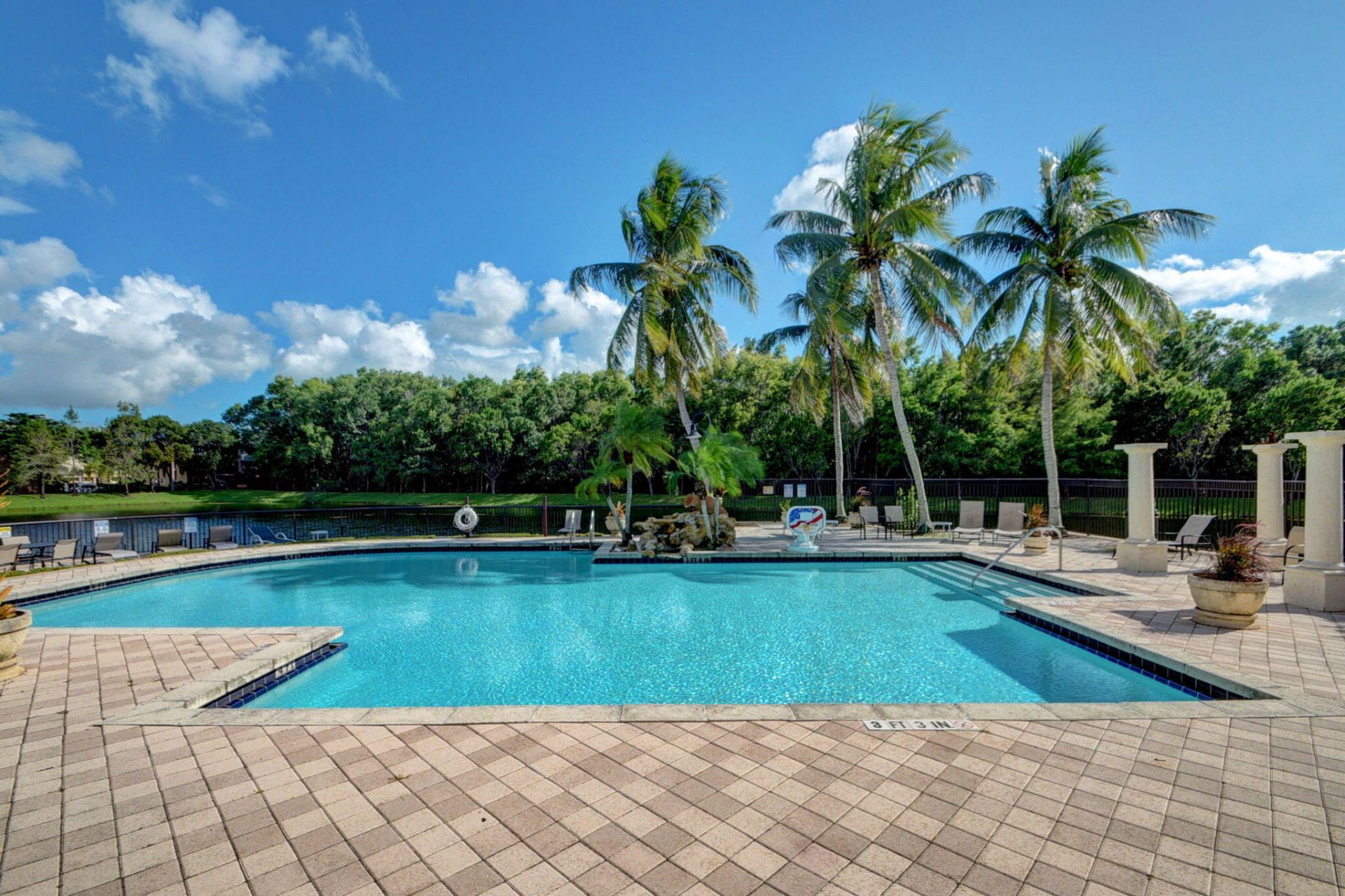 600 Crestwood Court N, Unit 607, Royal Palm Beach, FL 33411 Photo