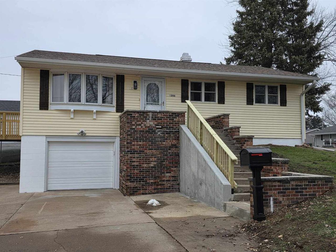 1206 10th Avenue N, Clinton, IA 52732 Main Photo