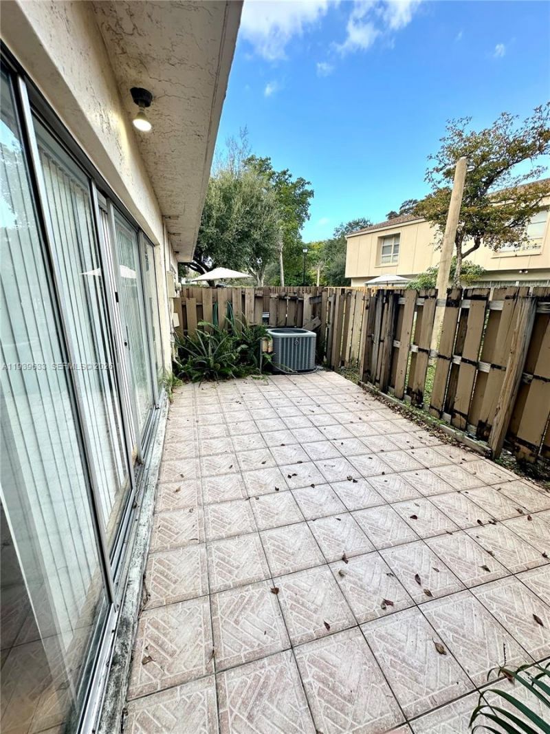 8253 NW 8th Pl, Unit 2, Plantation, FL 33324 Photo