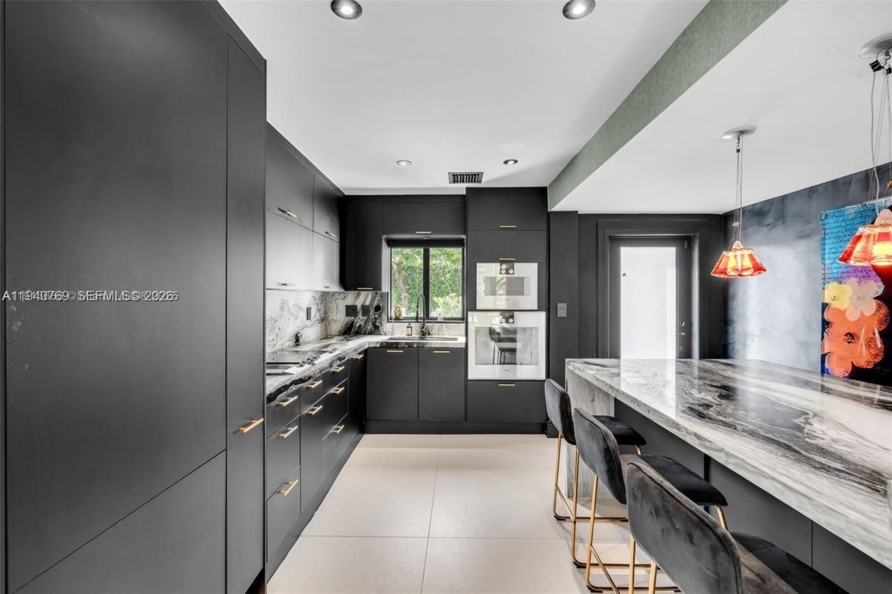 9015 NE 10th Ave, Miami, FL 33138 Photo