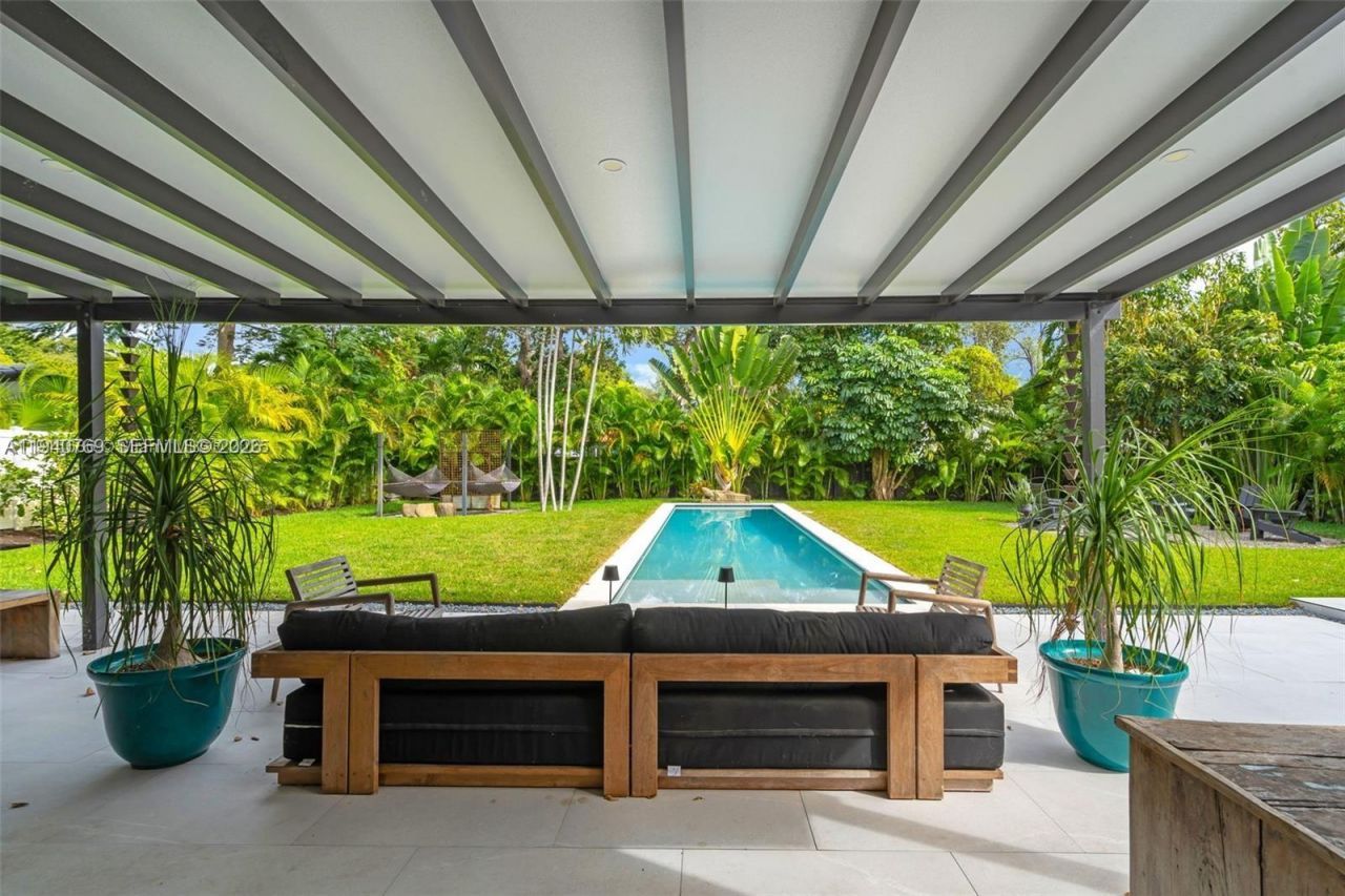 9015 NE 10th Ave, Miami, FL 33138 Photo