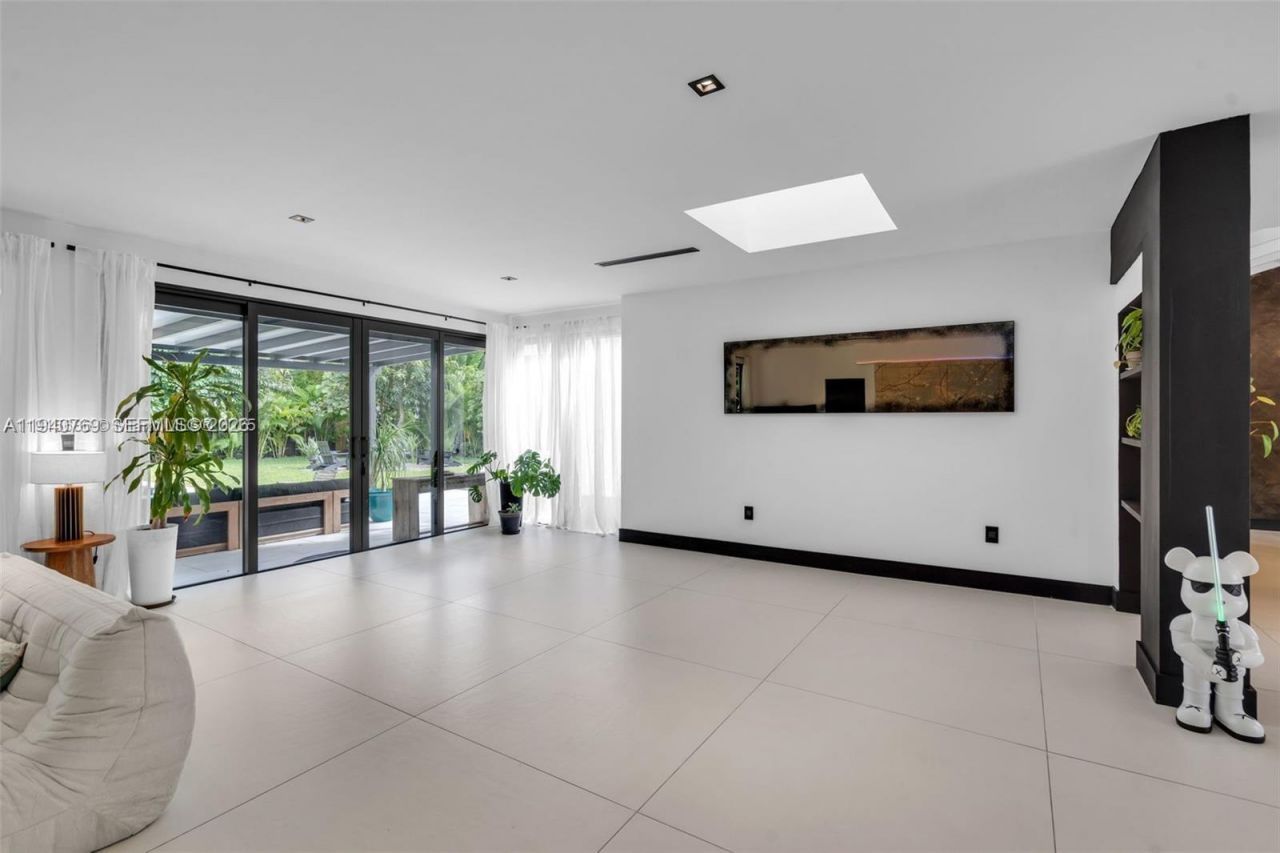 9015 NE 10th Ave, Miami, FL 33138 Photo