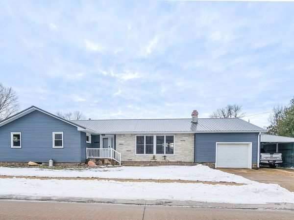 1042 Sherman Avenue, Manchester, IA 52057