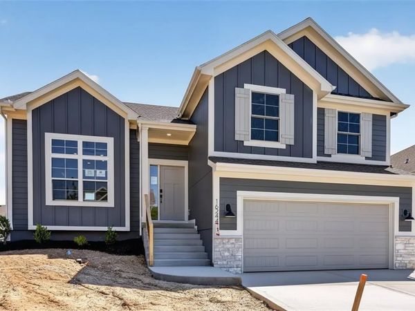 16244 Giorgia Street, Parkville, MO 64152