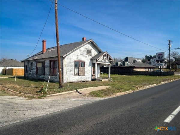 608 W 4th Street , Cameron, TX 76520