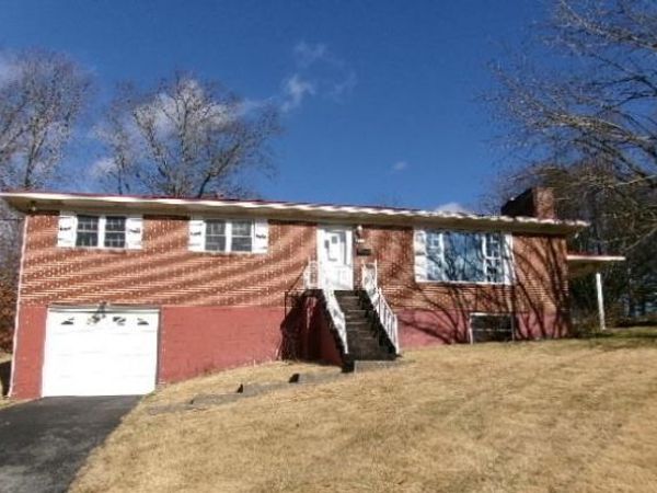 1408 Linden Ln, OAK HILL, WV 25901