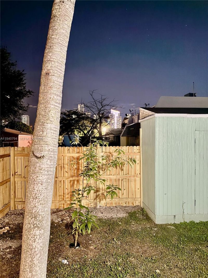 617 NW 10th St , Miami, FL 33136 Photo