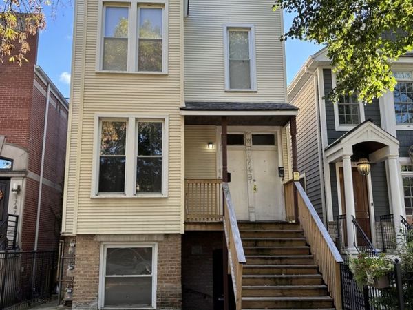 1749 W Barry Avenue, Chicago, IL 60657