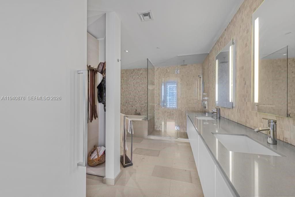68 SE 6th St , Unit 1710, Miami, FL 33131 Photo