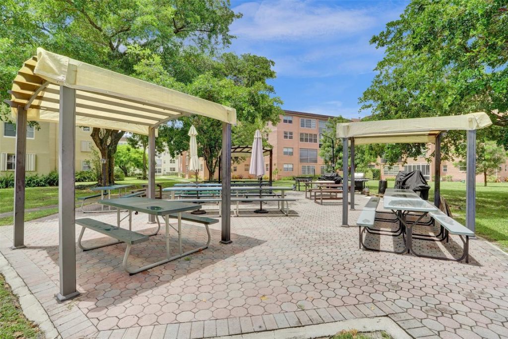 2801 Somerset Drive, Unit 101, Lauderdale Lakes, FL 33311 Photo