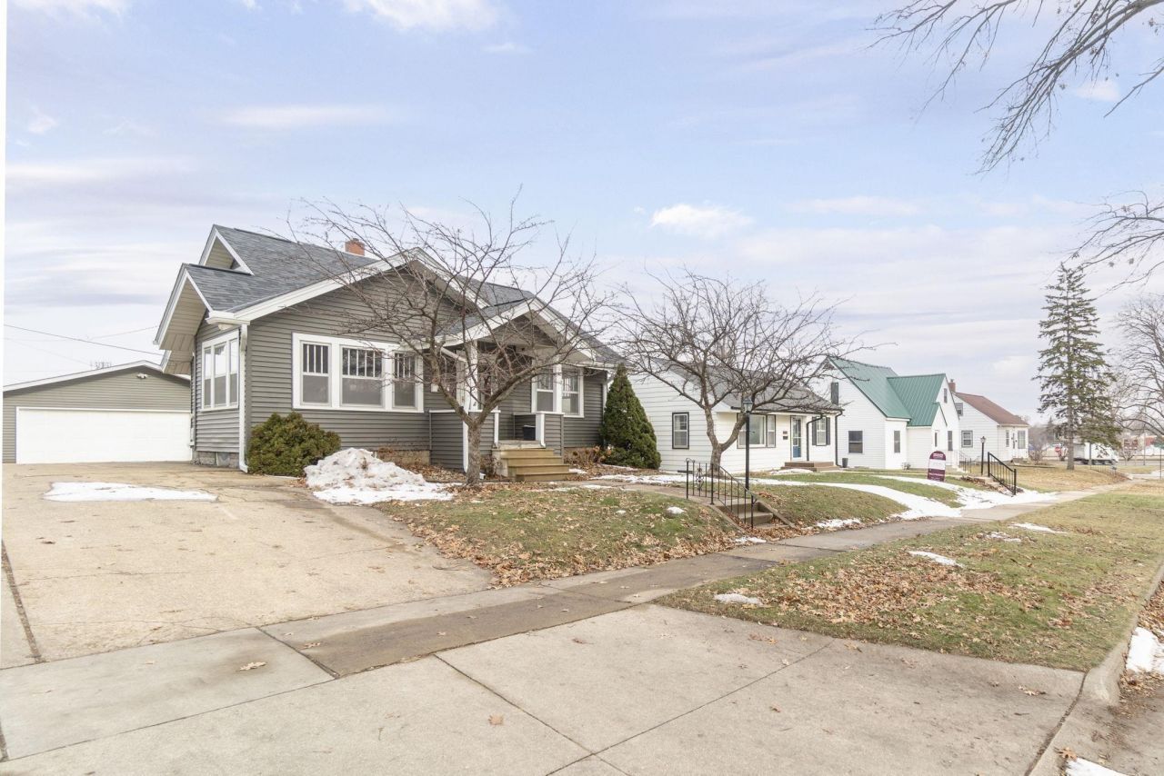 1843 Forest Avenue, Waterloo, IA 50702 Main Photo