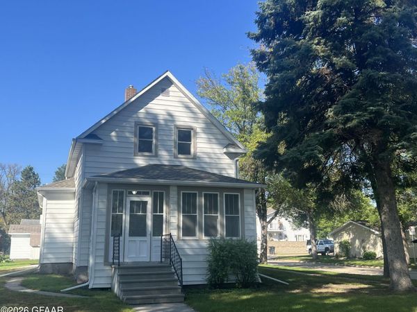 1521 N 3RD Street, Grand Forks, ND 58203