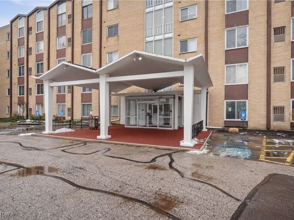 25735 Lorain Road, Unit 426, North Olmsted, OH 44070