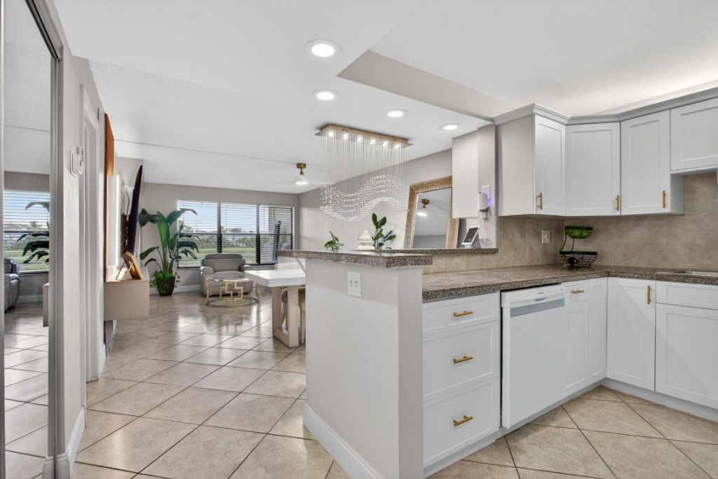 2314 S Cypress Bend Drive, Unit 114, Pompano Beach, FL 33069 Photo