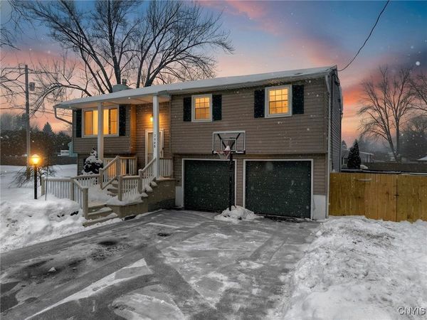 7998 Trina Circle, Clay, NY 13041